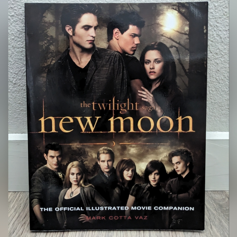 Illustrated Movie Companion "New Moon" (Twilight Saga) by: Mark Cotta Vaz